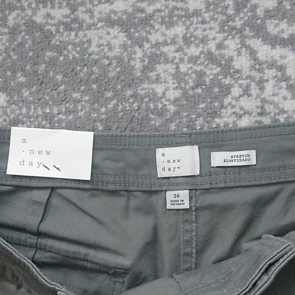 Women's size 16 hunter green cropped pants - Picture 2 of 9